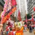 香港回归23周年，街头锣鼓喧天，舞狮庆祝