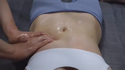 温暖而柔软的腹部按摩
