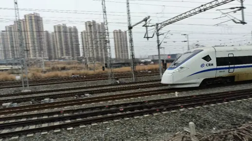 D2224次驶离宜昌东站，D3057次晚点驶入宜昌东站