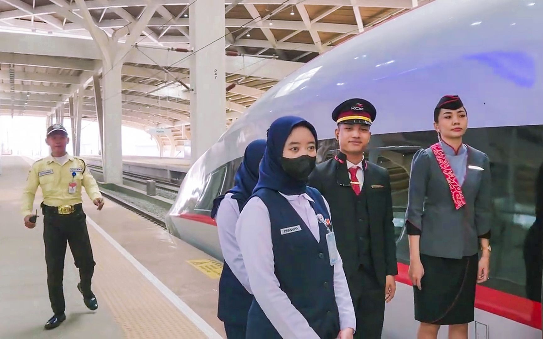 雅万高铁通车至今，印尼人有个疑问：乘客是本地人，为啥列车员要学中文？