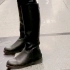 【街拍鞋靴】在等候地铁时，看到一位小姐姐穿了一双帅气的骑士靴