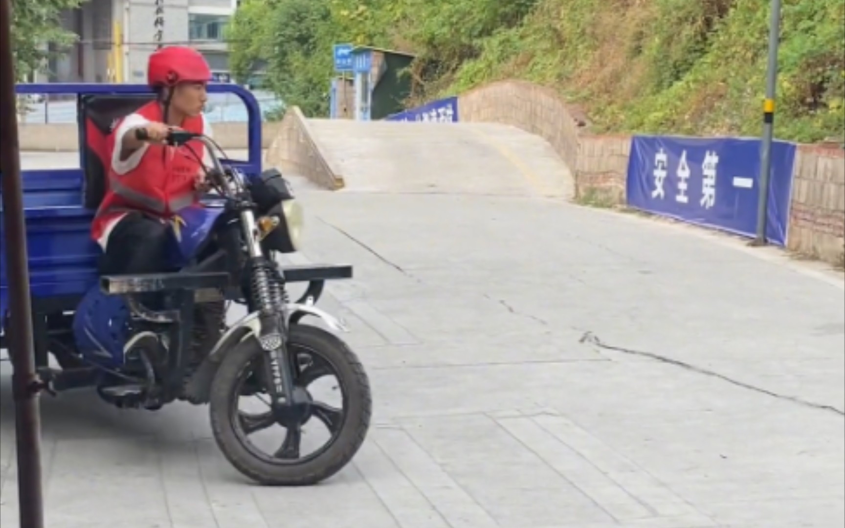 恭喜！刘聪去考摩托车驾照了！科目三100分通过！