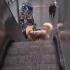 狗子：让开让开，赶不上下一趟电梯了！