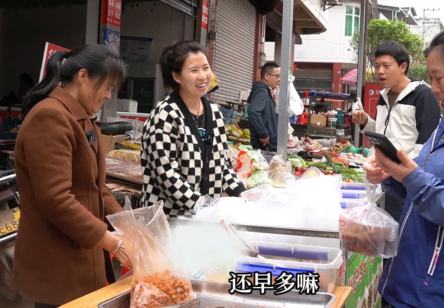 翠花妈妈打算放弃摆摊，婆婆直言好可惜，清明节婆媳帮忙卖鸡脚，生意火爆收入也不错