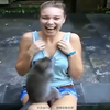 猴子太坏了，上来就扒衣服，扒裤子，乱摸乱看！有这么饥渴难耐吗