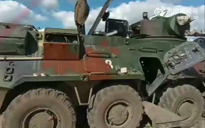 俄罗斯记者探访被缴获的乌军BTR-3装甲车