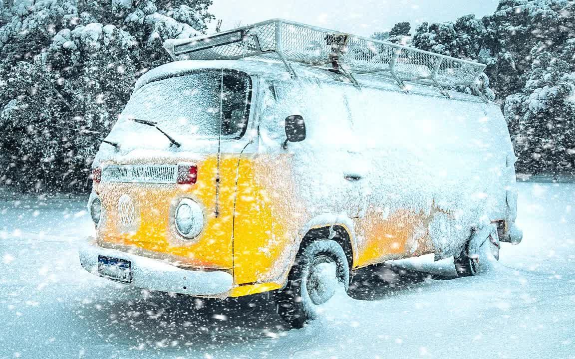 冬季暴风雪中的货车露营！
