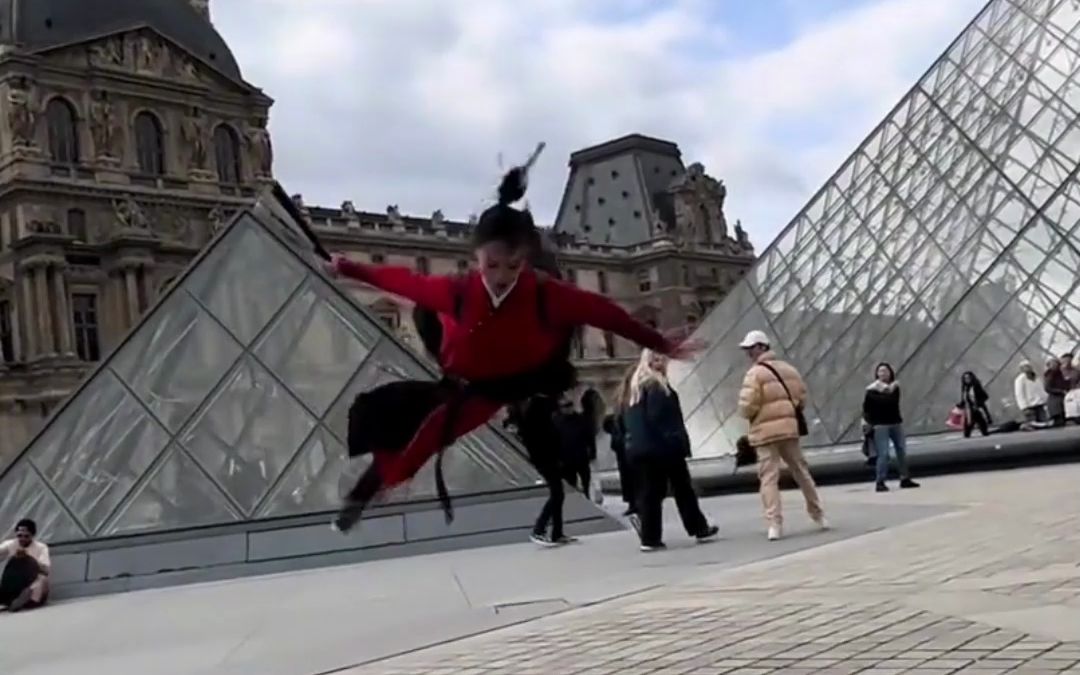 女子在法国街头表演中国武术，动作行云流水，一气呵成！“这才叫真正的文化输出吧”