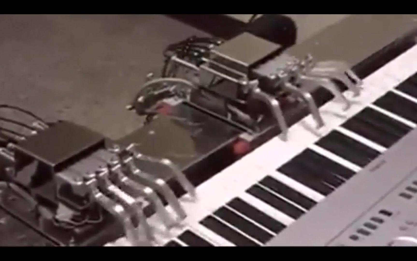 活久见！机器人在弹《梦中的婚礼》钢琴曲