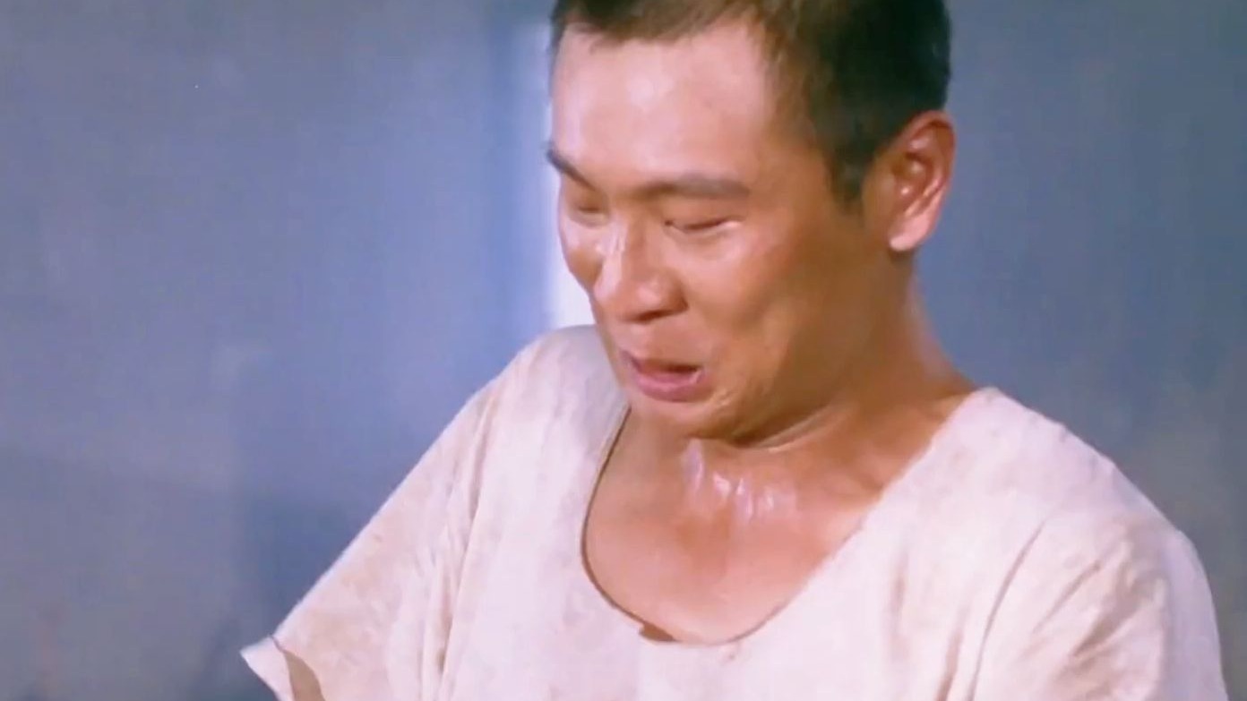 “他切肉时总会故意克扣三斤肉，然后趁人不备迅速倒进煤桶”《香蕉天堂》影视剪辑