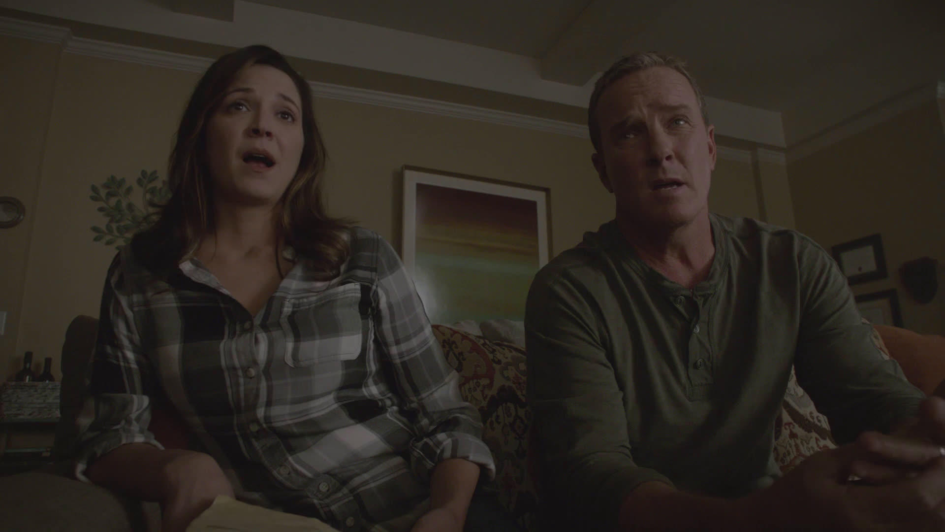 lydia试图从stilinski的吉普车上找寻关於stiles的线索.