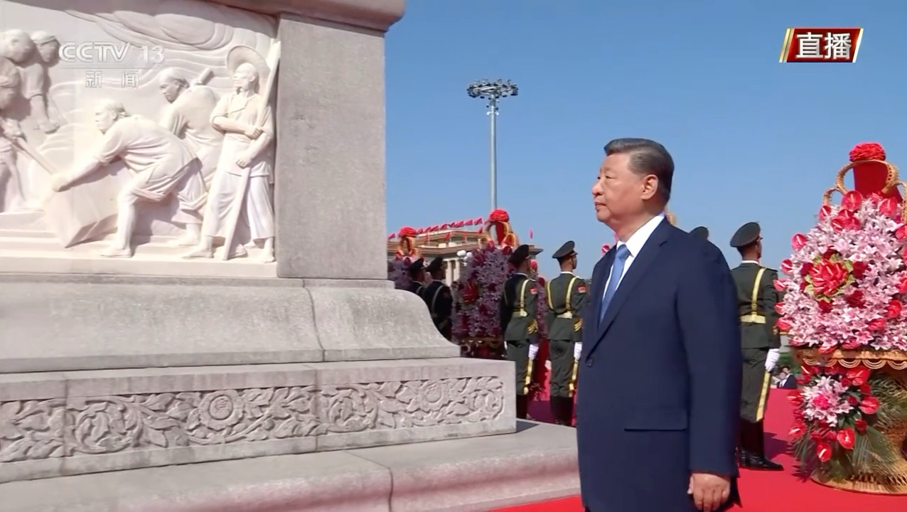 习近平等党和国家领导人瞻仰人民英雄纪念碑