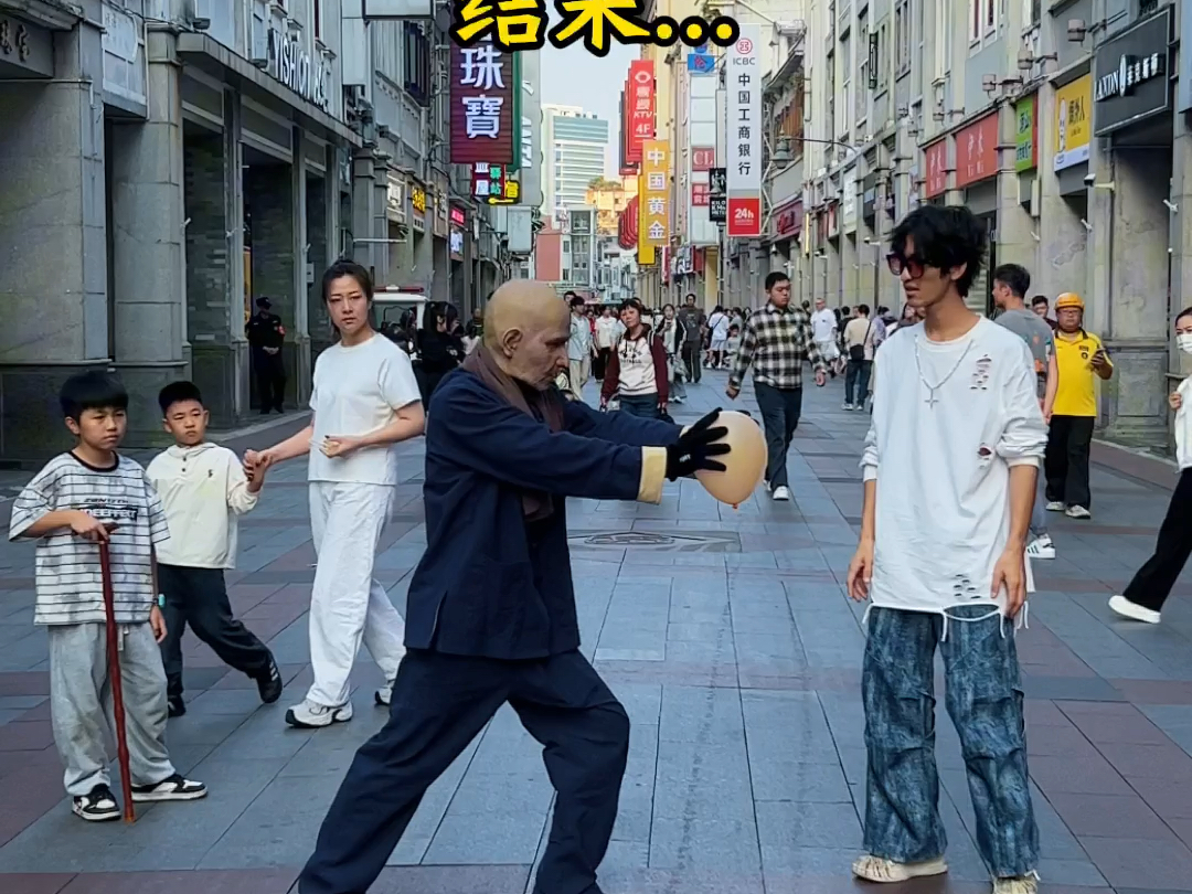 偶遇大叔玩悬浮球，本想过去献炫个技，结果……