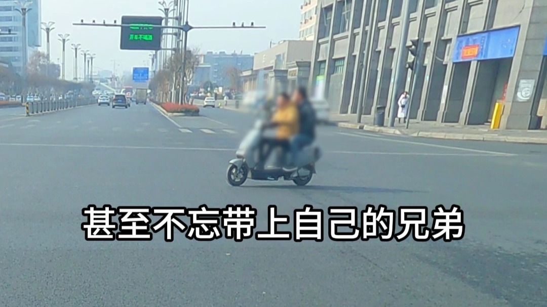 别人开车观察通行，而神人过路口拿红灯当氛围灯