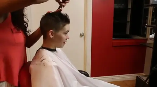 美女模特打赌输了剃光头