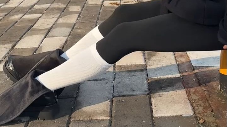 皮靴闷汗脱了晒晒太阳