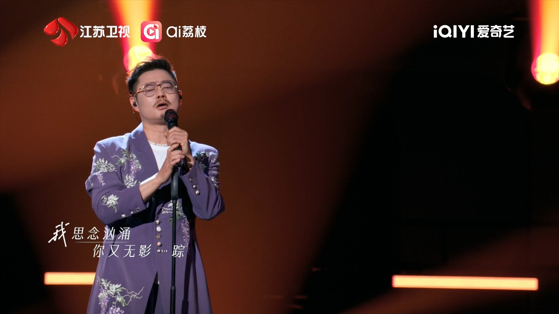 魏翔唱情歌正经起来不敢认，魏翔 《时差》舞台送达！作为跨界歌手的首秀惊艳全场，独特烟嗓交织质感怒音，瞬间打破时空界限。