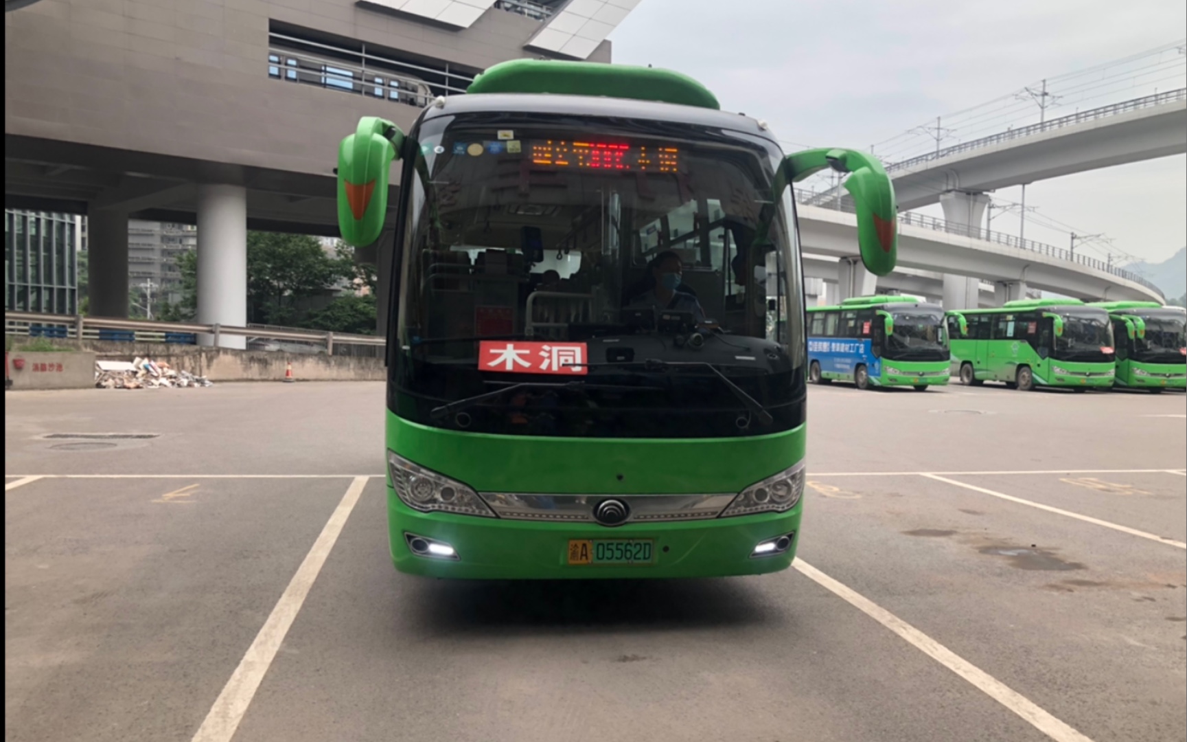 重庆首批7座纯电动“迷你”公交车亮相街头 票价2元