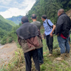 湖南石门遭遇特大泥石流暴雨 一群逆行者回家寻找亲人 太难走了