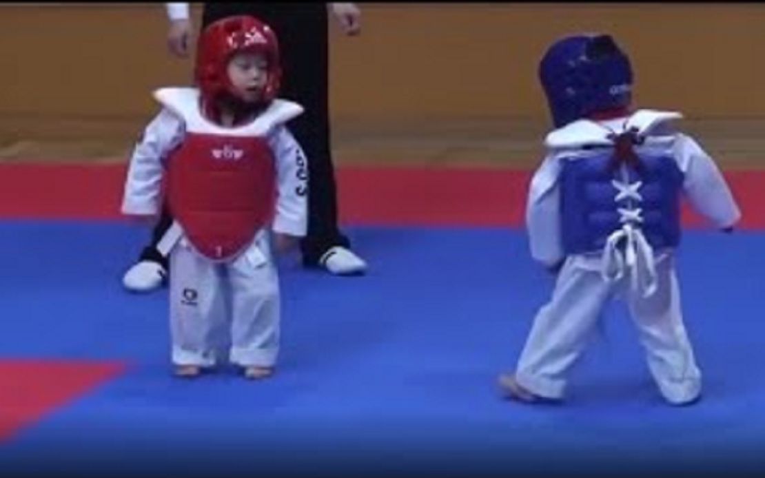 2岁娃上演最萌跆拳道，接下来小娃的动作，裁判都笑惨了！