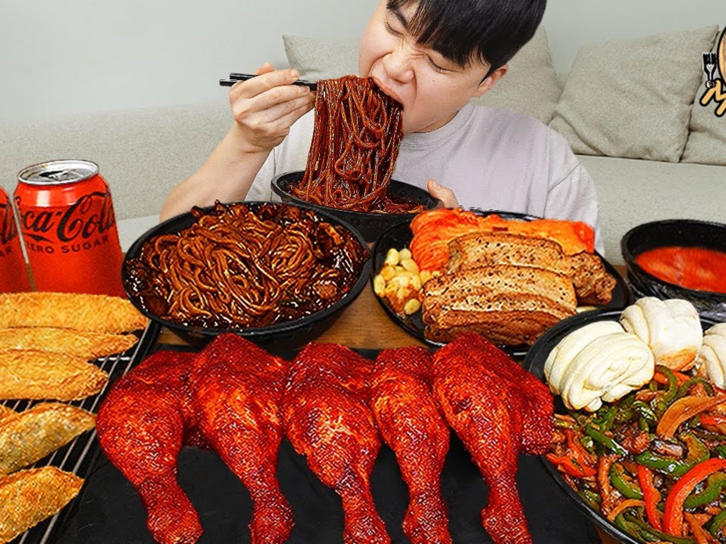 韩国有钱人，又馋肉了，夜宵吃了5个鸡腿