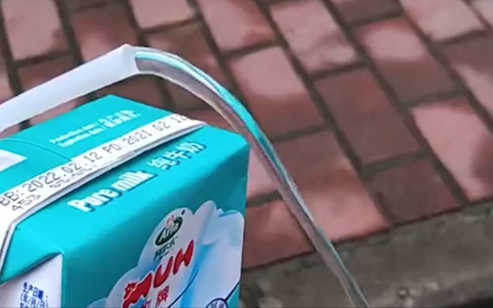 广东一女子超市买牛奶，挤出来竟清澈如水，超市回应让人惊呆！