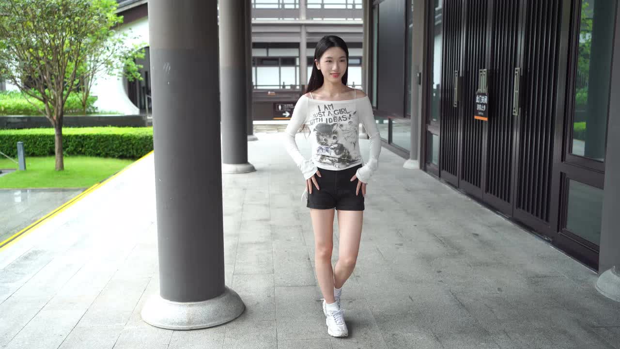 公园人多妹妹有点羞涩