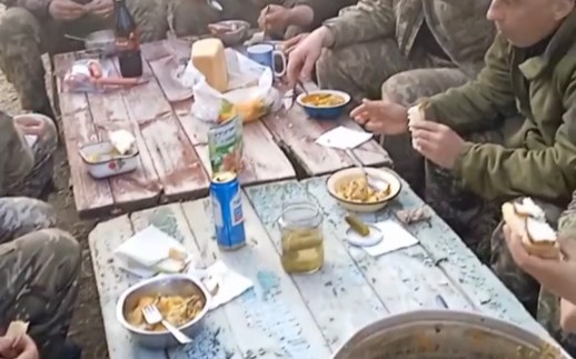 乌军士兵在野外就餐，土豆肉汤、面包夹腌肥猪肉。