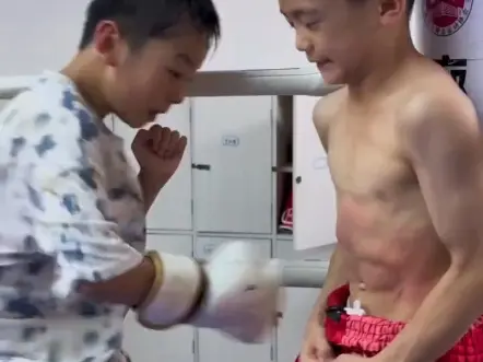 小孩哥腹肌抗击打训练（视频里有亮点哦）