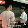 隔壁边牧在门口尿尿，女孩不爽带自家狗去理论，激烈争吵现场爆笑