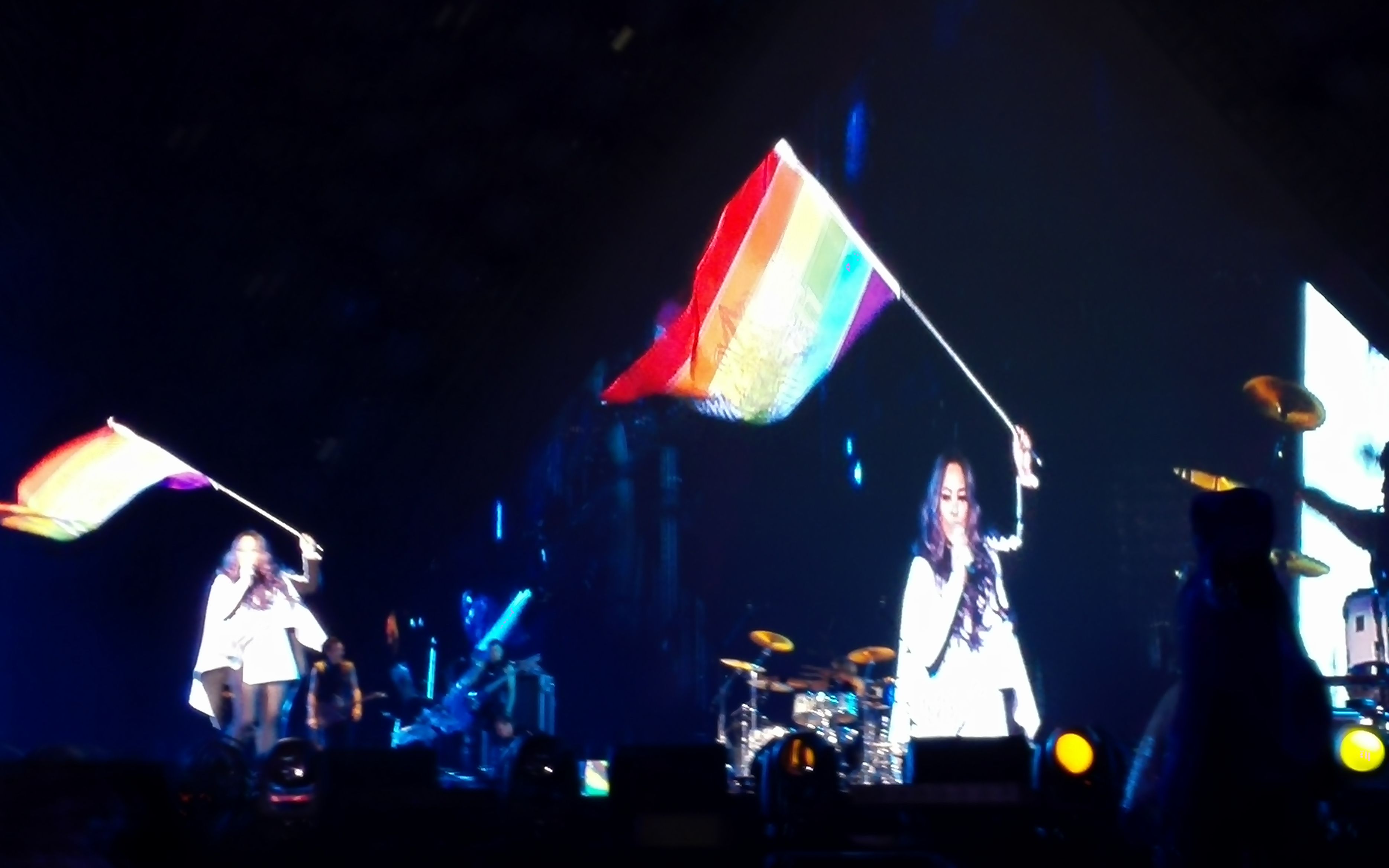 张惠妹乌托邦巡演北京站《彩虹》，好友那英现场观看，几百面彩虹旗在北京工人体育场随风飘扬