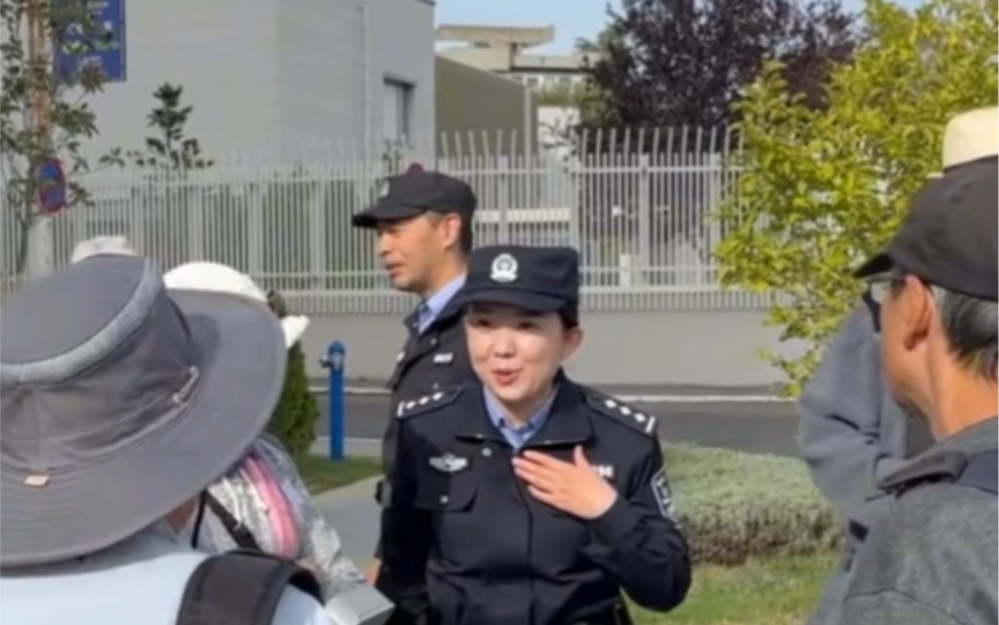 中国警察塞尔维亚街头巡逻，遇中国香港游客求助，耐心为其指路。
