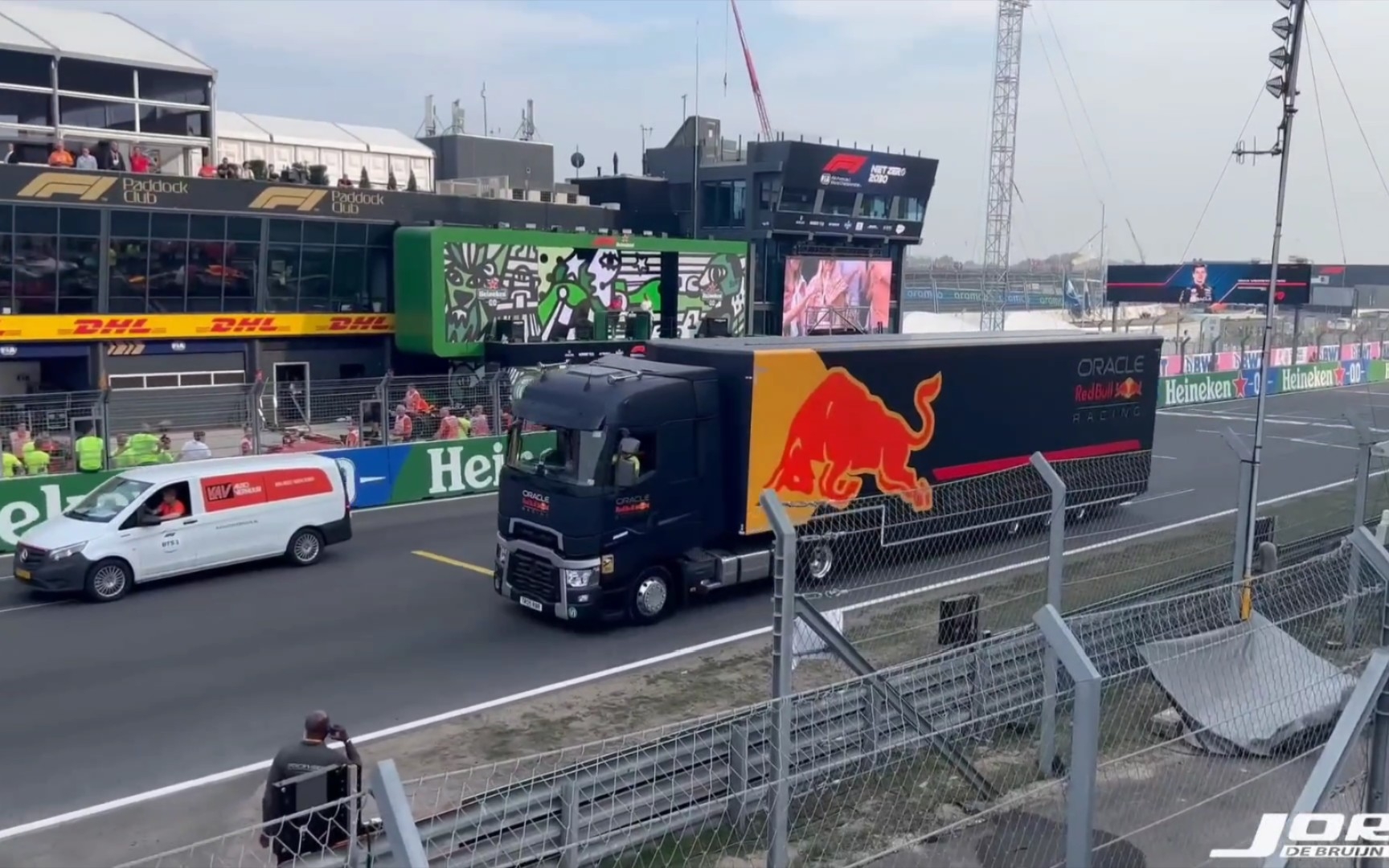 F1比赛后，各车队卡车进场，打包行李