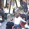 男子潜入女厕所偷拍被抓现行，挣扎逃跑被众人合力擒获，警方介入