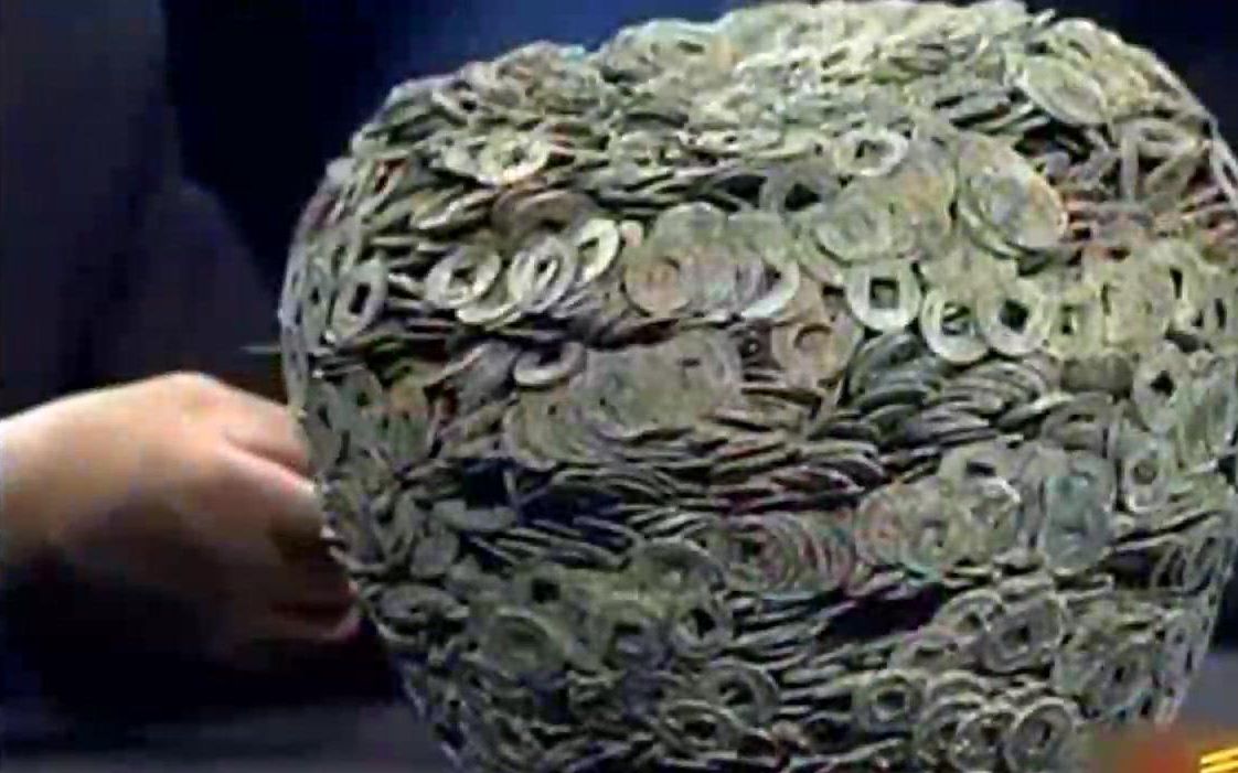 祖传一整坛古钱币，竟然全是汉代真品，专家鉴定估价惊人！