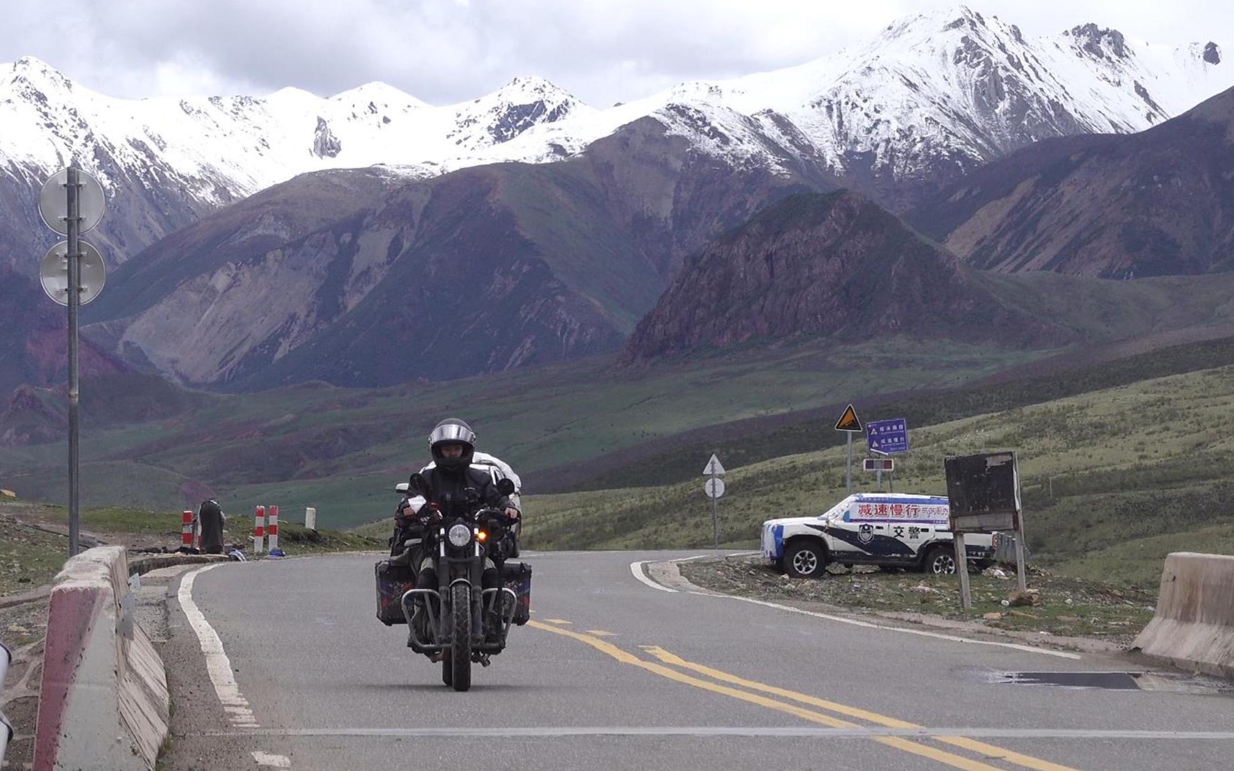千万不要雨季摩旅呀！摩旅西藏碰上雨季，行进太慢居然被自行车队追上了