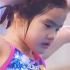 5岁小女孩哭着鼻子挑战5米跳台，下一秒擦干眼泪纵身一跃惊艳众人