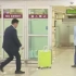 韩议员“目中无人”滑行李箱惹争议