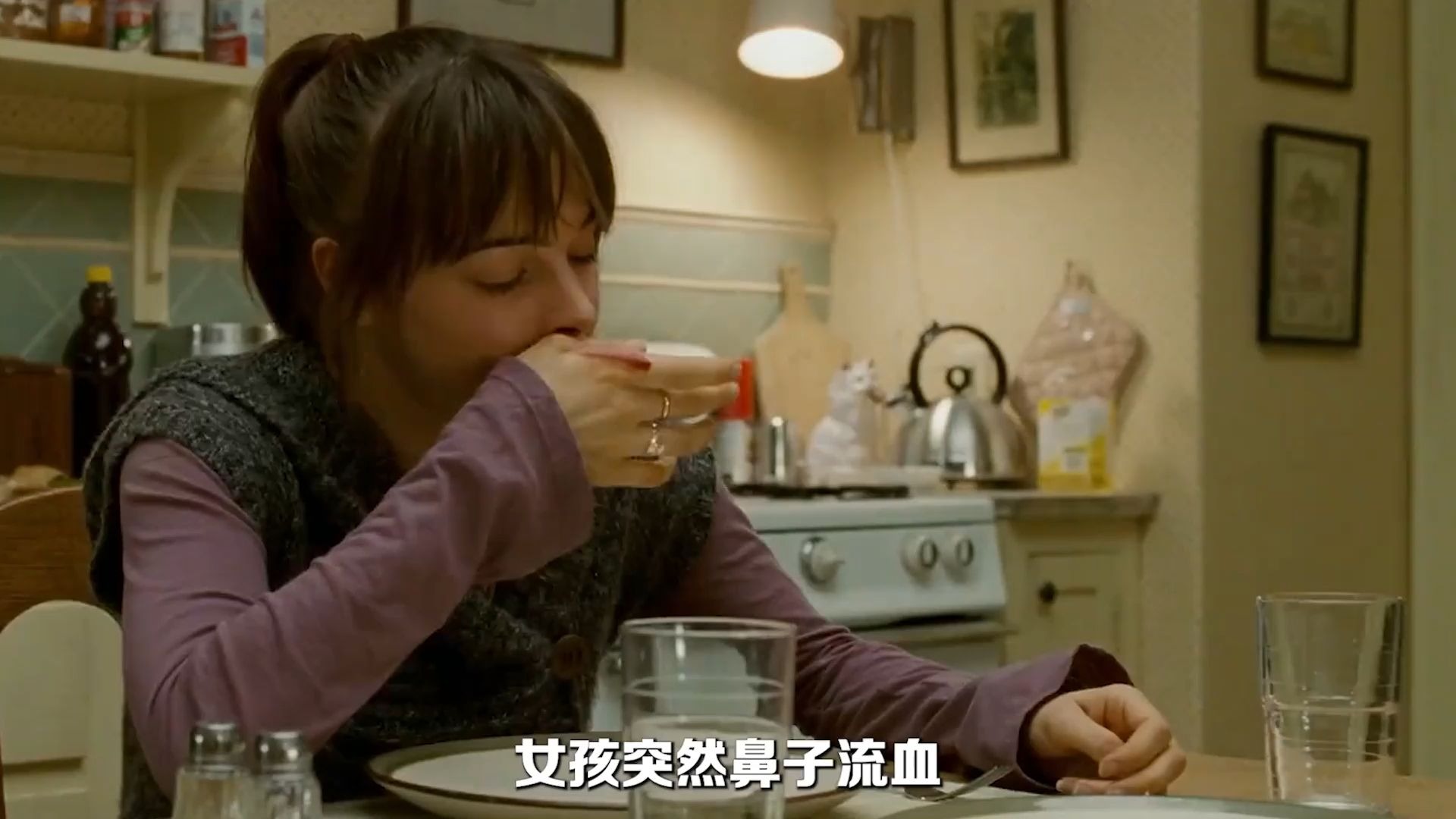 “女孩突然鼻子流血，接着开始呕吐，父亲冲过来带女儿去医院”《黑暗边缘》