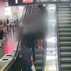 男子乘扶梯利用高度差偷拍女子裙底，当场被抓现行：行拘5日