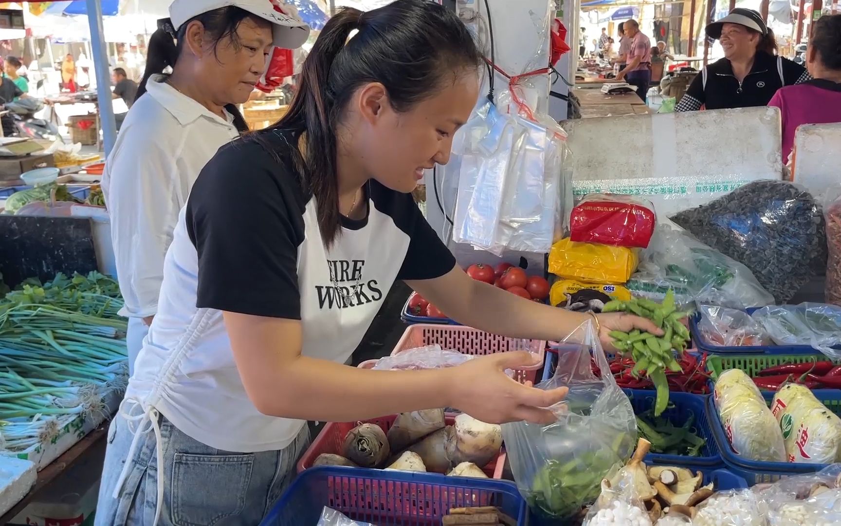 到娘家了，一大早老爸忙着做早餐，闺女陪老妈上街买菜，真幸福