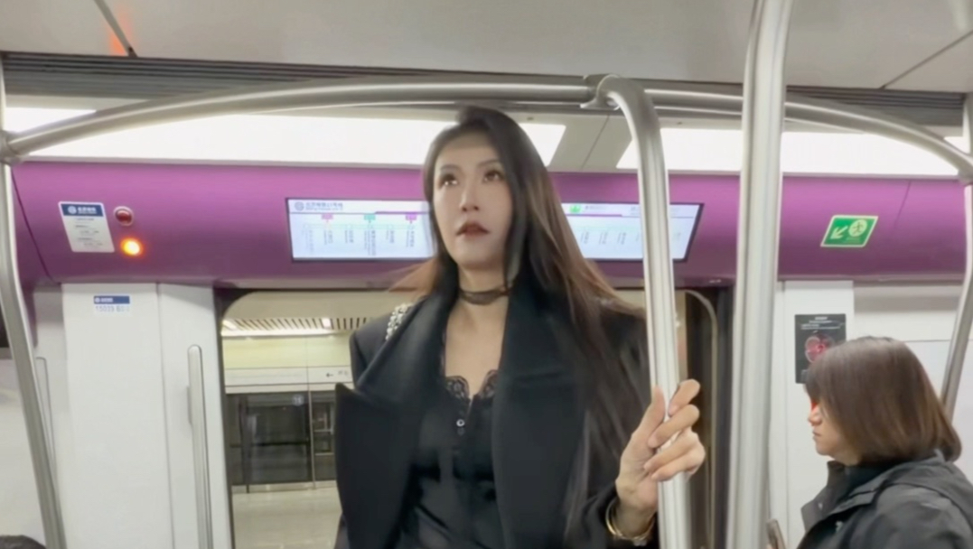 两米姐姐的三要素：长发 黑丝 高跟鞋