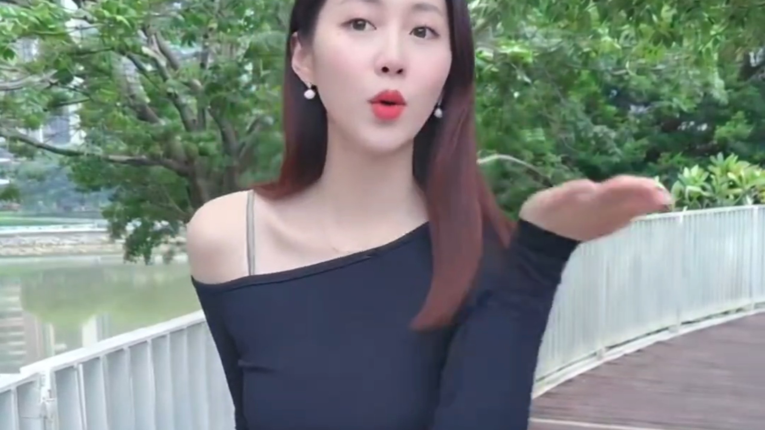 风韵犹存熟女阿姨慢摇