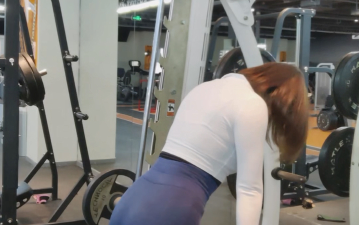 Sexy short hair yoga pants lady: gym hard pull training.