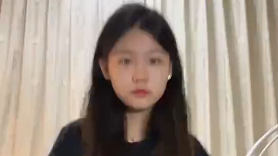 如珠宝般闪耀的脚部美甲