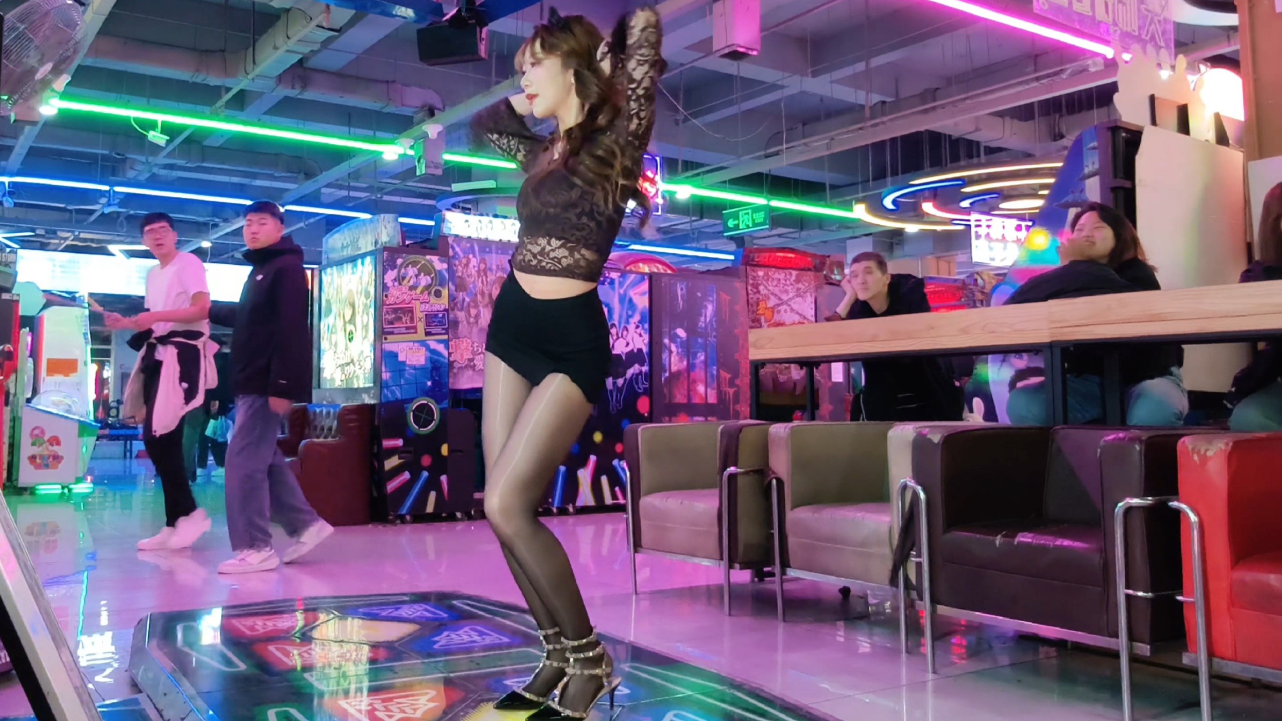 棕色蕾丝小猫，跳舞机上跳猫步轻俏被围观～