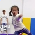 11月26日，贵州。八岁女孩练武术特技动作如行云流水，仿佛看到新一代武打小童星冉冉升起。网友：我八岁的时候在干嘛？