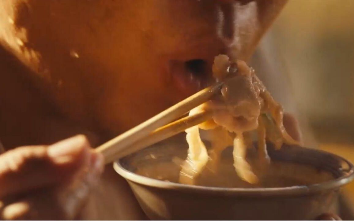 【盘点】影视真香吃火锅：王胖子吃铜锅涮羊肉，拉车夫一口吃完一盘肉！