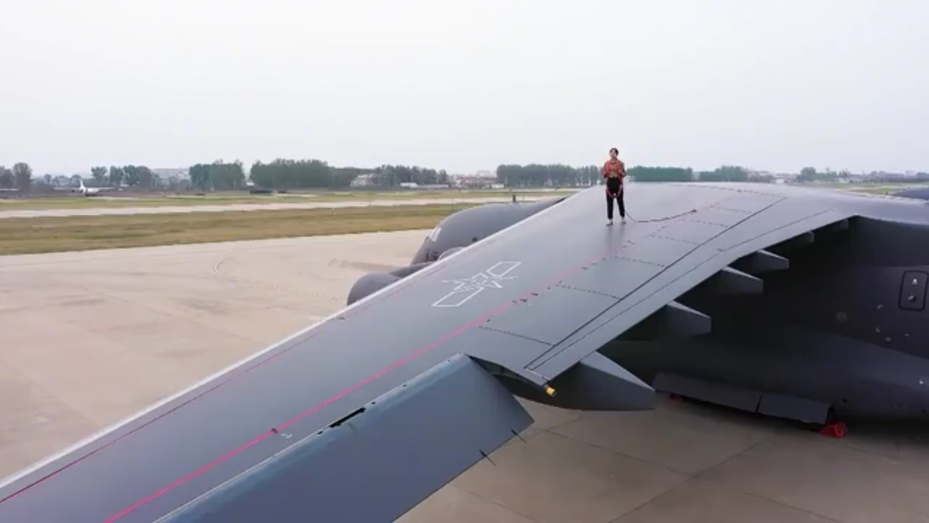 胖妞运-20:你踩我翅膀小心点，记者爬上飞机“翅膀”探访大国重器运-20