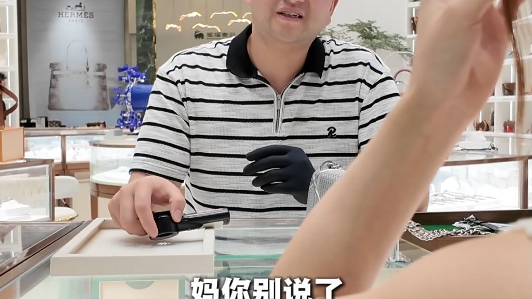 高考陪读母亲怒退复读女儿的大牌包